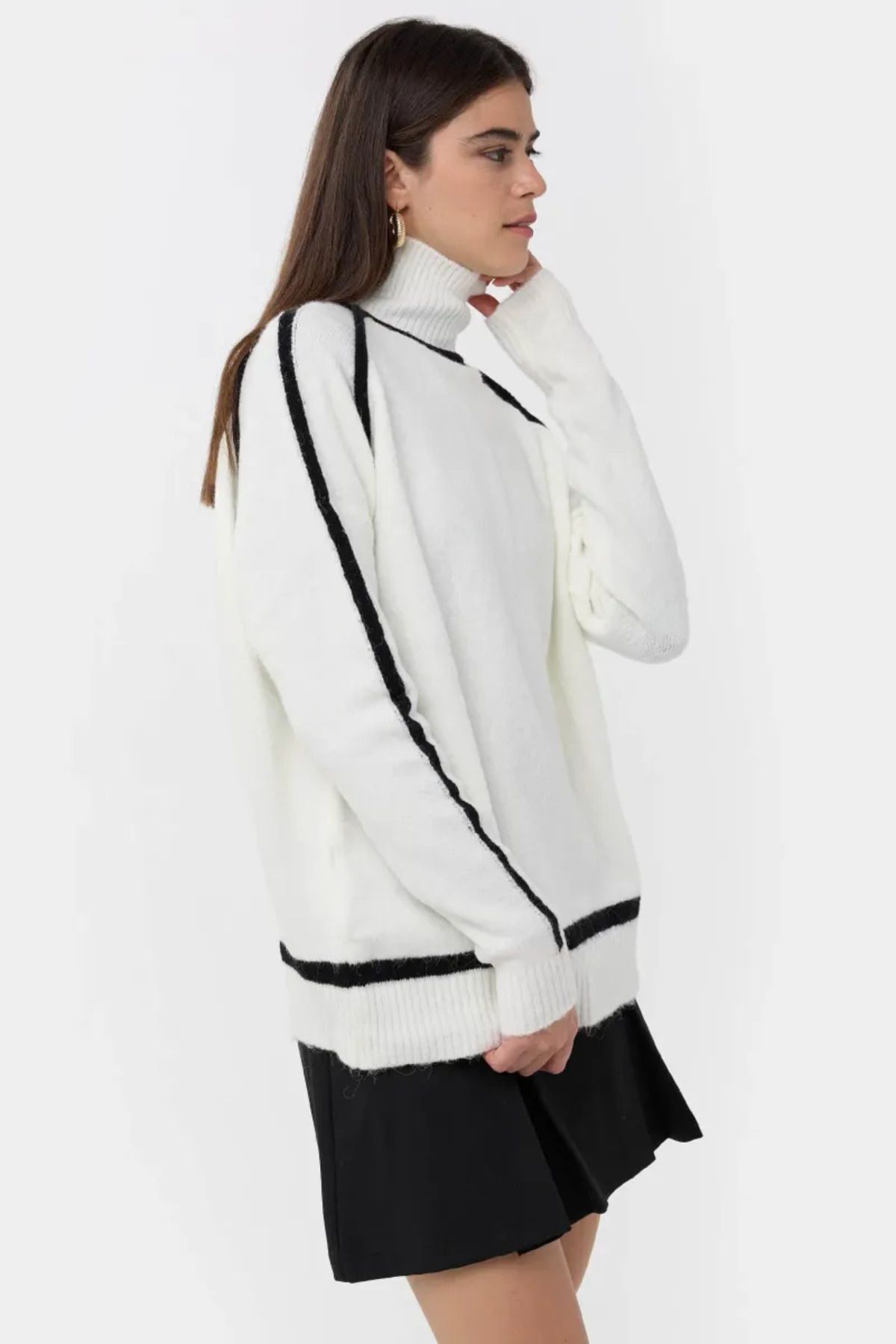 Hiccup-Oversize Knitted Sweater with Contrast Detail 3