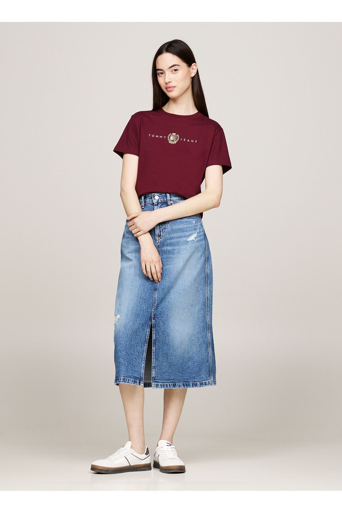 Tommy Jeans Yuvarlak Yaka Nak l Bordo Kad n T Shirt TJW REG CREST LINEAR TEE EXT Fiyat Yorumlar Trendyol