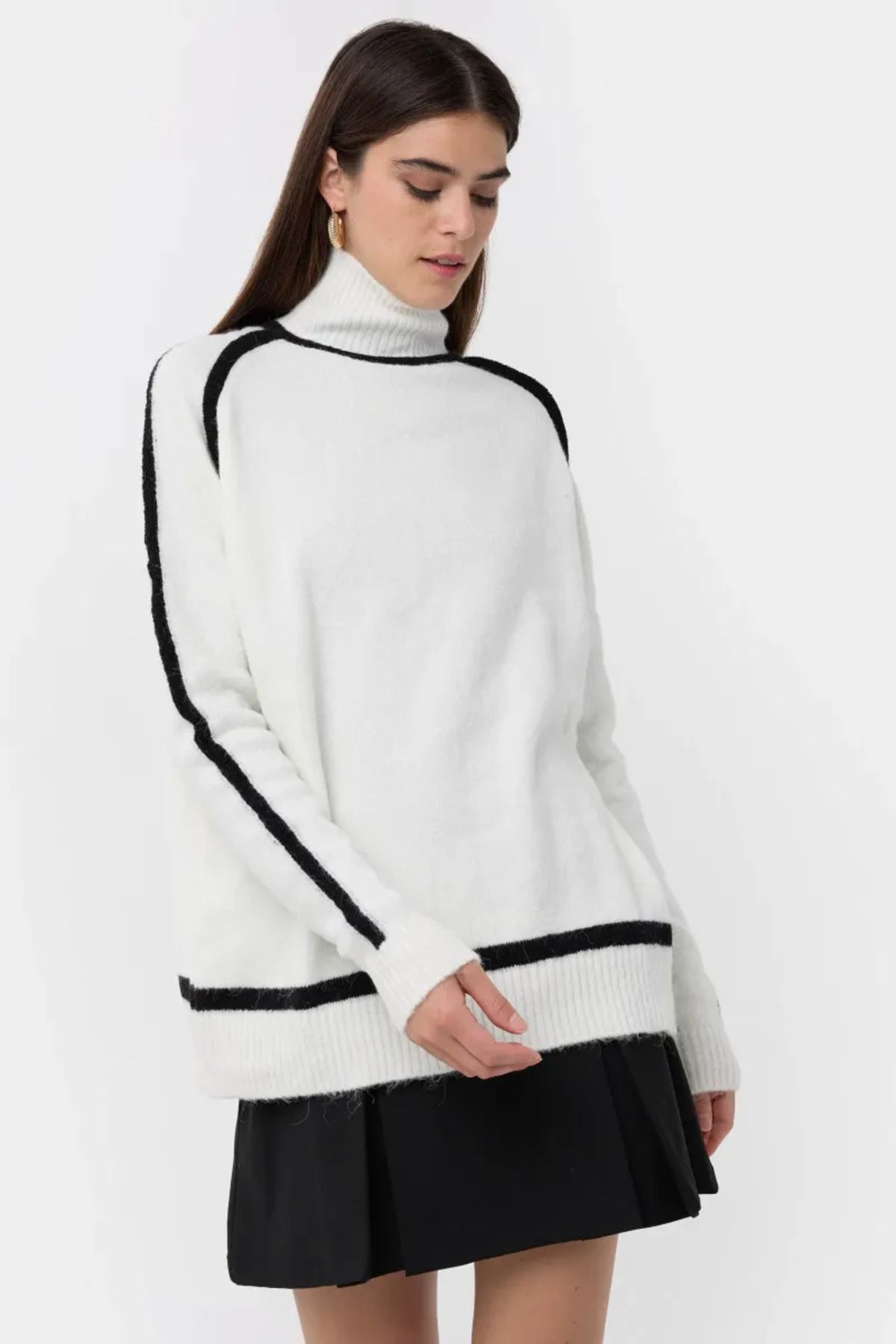 Hiccup-Oversize Knitted Sweater with Contrast Detail 2