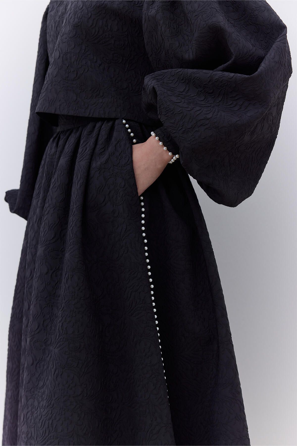 Manuka-Schwarzer Jacquard-Rock – Perlendetails 2