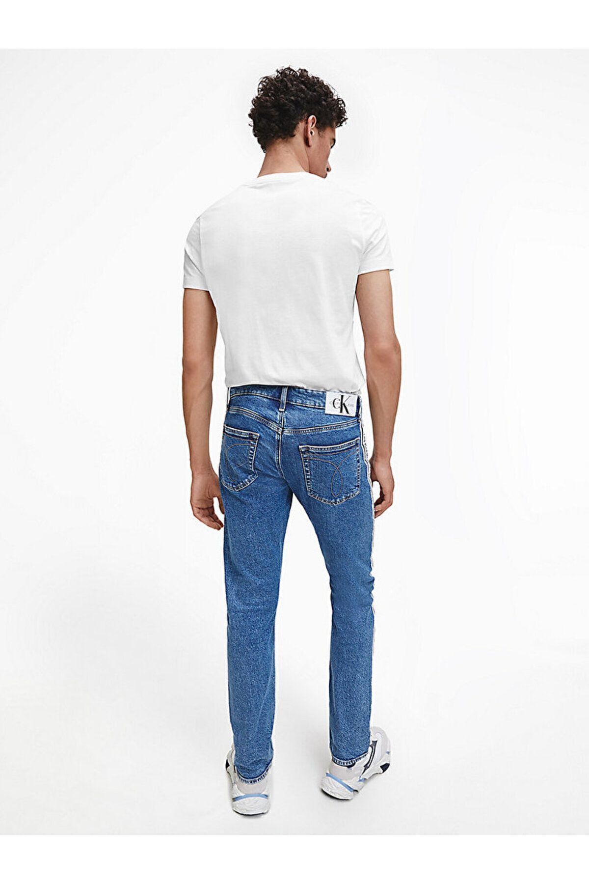 تی شرت سفید مردانه آرم گلدوزی پنبه ارگانیک باریک و دوچرخه آستین کوتاه J30J Calvin Klein