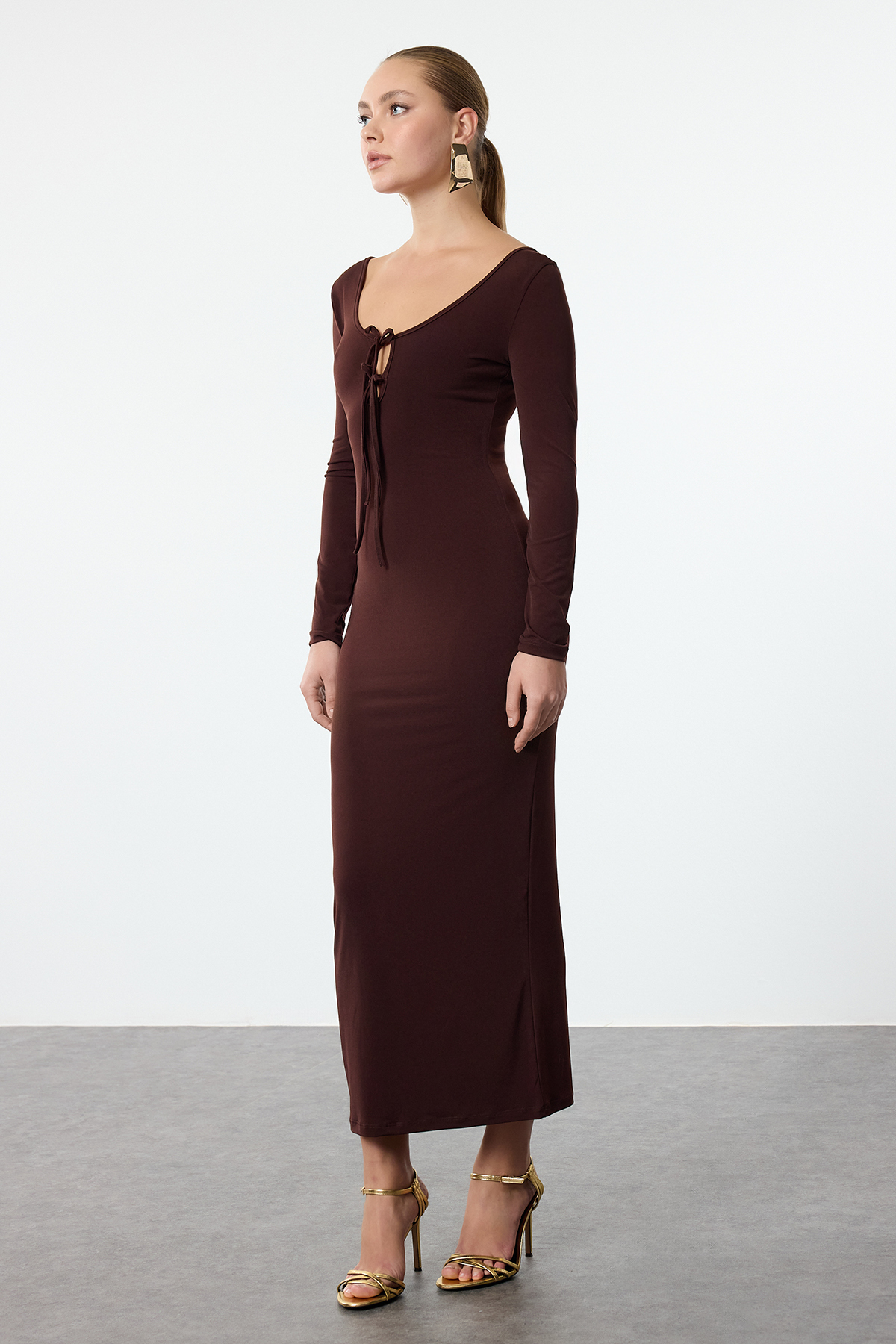 Trendyolmilla Kahverengi Vücuda Oturan Göğüsten Bağlama Detaylı Örme Uzun Şık Abiye Elbise TPRAW25EL00064