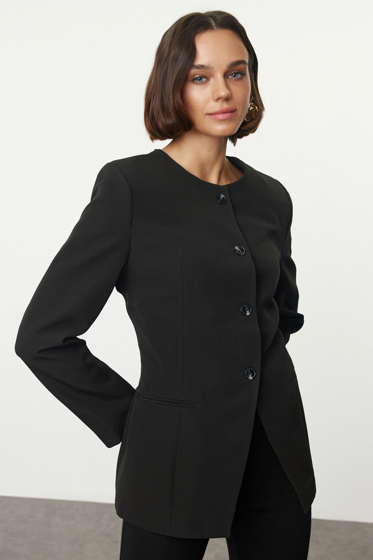 Trendyol Collection-Schwarze, taillierte, gewebte Blazerjacke mit Rundhalsausschnitt und Rundhalsausschnitt TWOAW25BC00009 2
