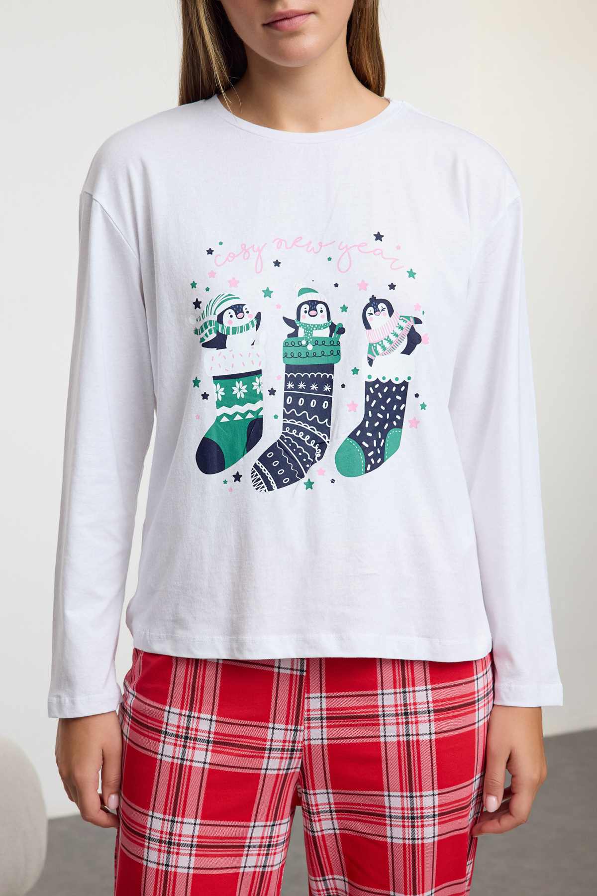 Trendyol Collection Weißes, mehrfarbiges, kariertes Pyjama-Set aus 100 % Baumwolle mit Wintermotiv – THMAW25PT00121