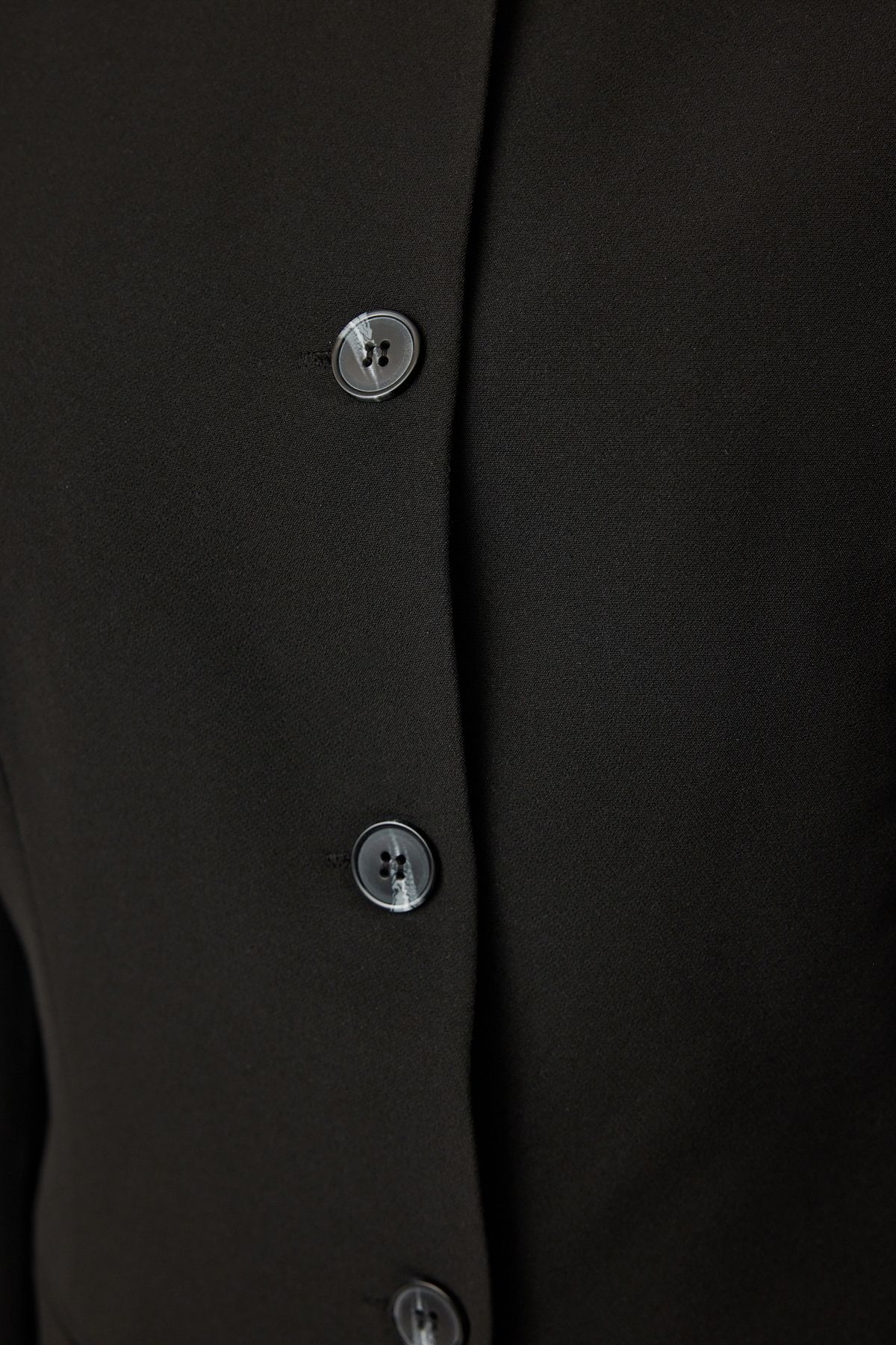 Trendyol Collection-Schwarze, taillierte, gewebte Blazerjacke mit Rundhalsausschnitt und Rundhalsausschnitt TWOAW25BC00009 4