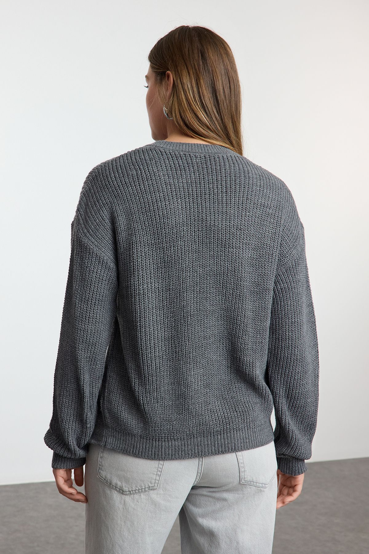 Trendyol Collection-Pulover din tricotaj antracit cu gât crew - Detaliu cu șireturi și fante TWOAW25KZ00350 5