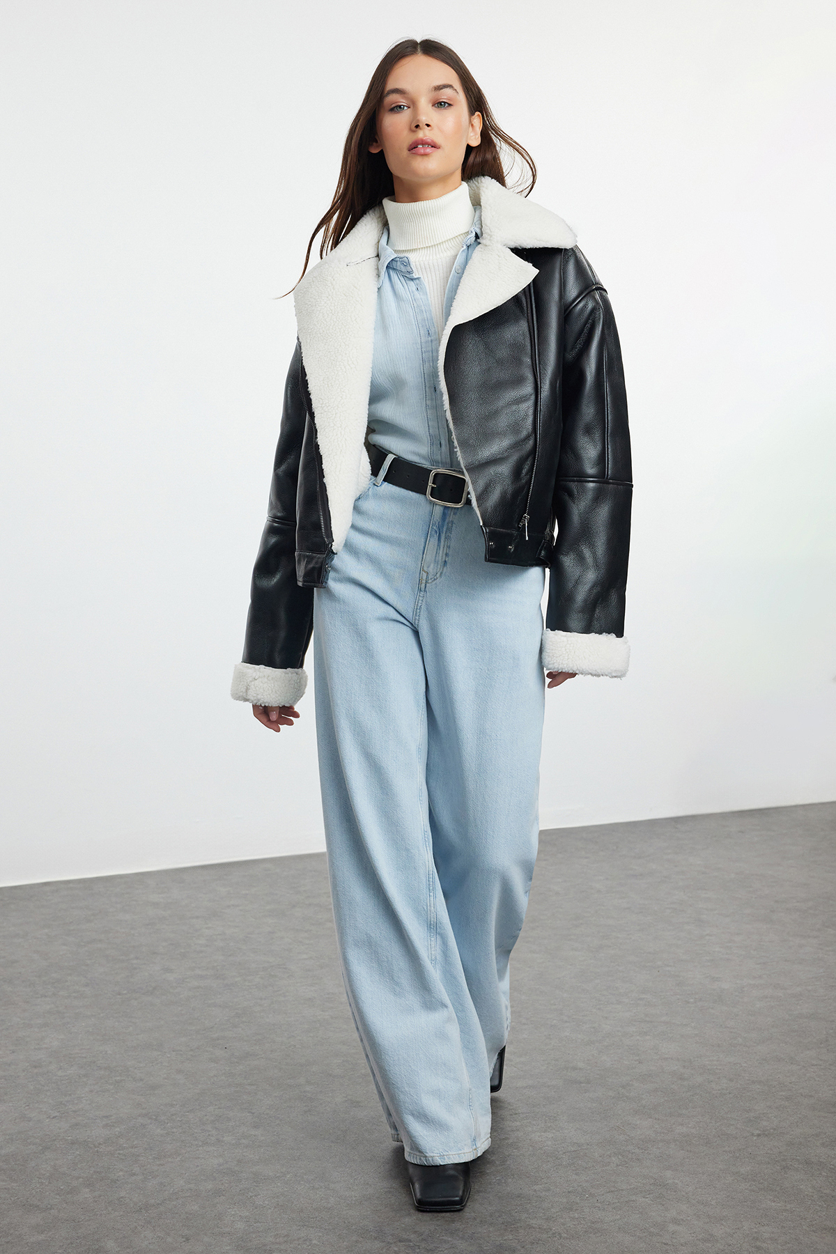 Trendyol Collection Oversize motorkářská bunda z umělé kůže – plyšová detailní, černá Twoaw25Mo00001