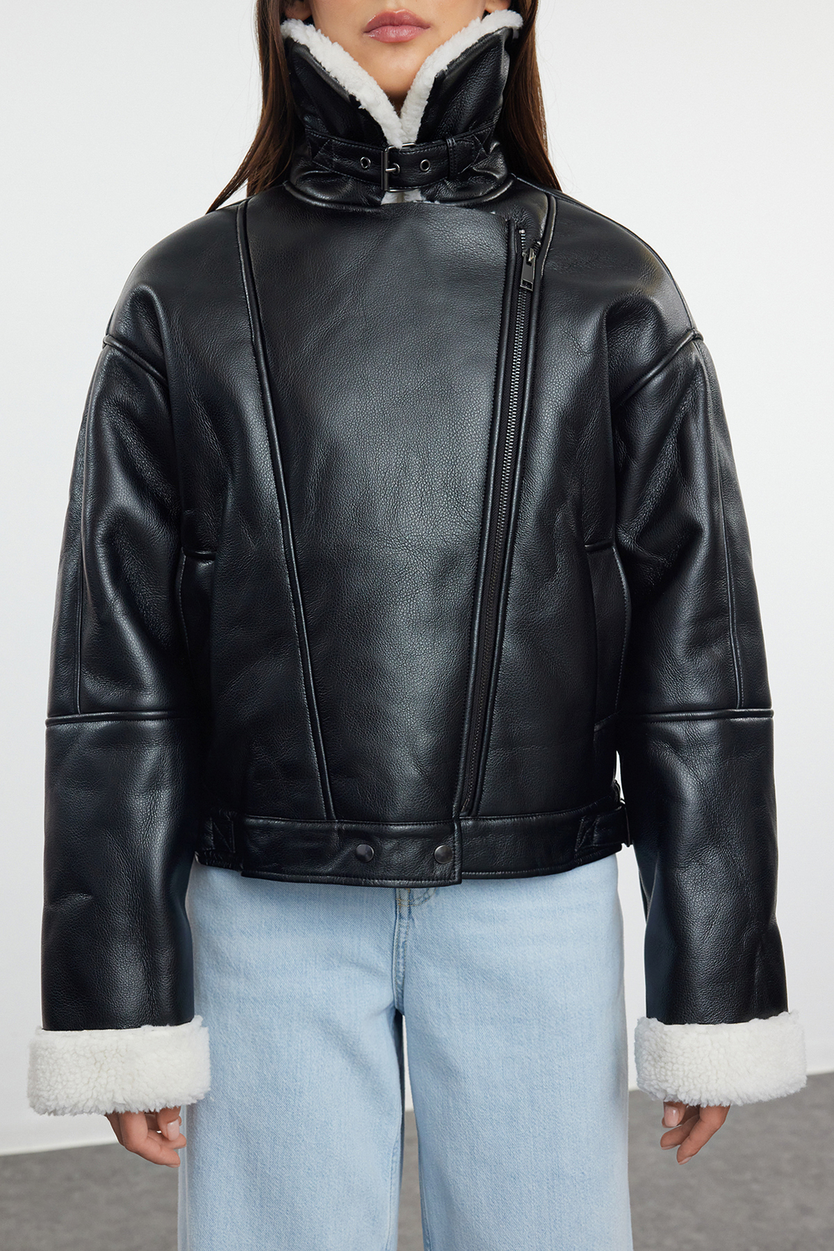 Trendyol Collection Schwarze Oversize-Mold-Plüsch-Bikerjacke aus Kunstleder mit detaillierten Details TWOAW25MO00001