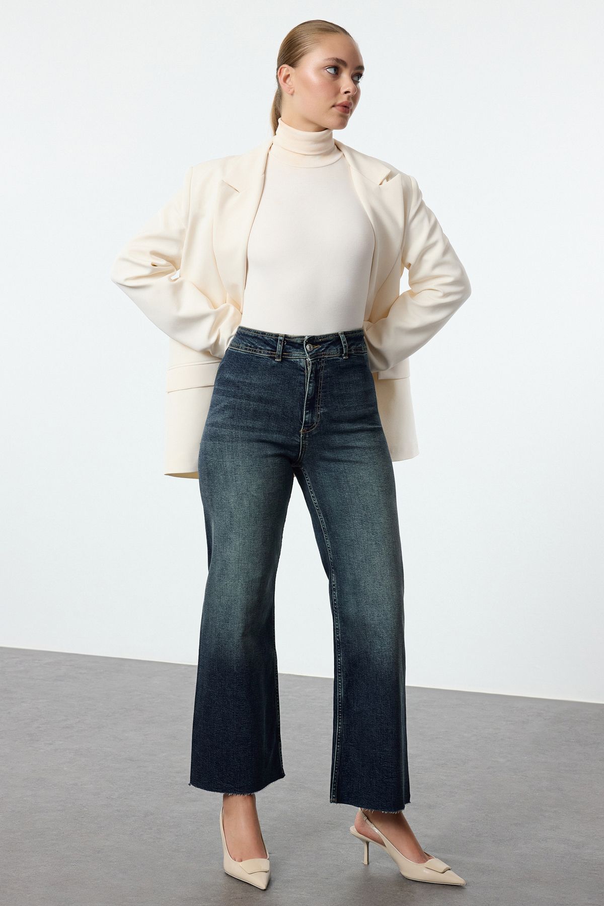Trendyol Collection Jeansy Z Wysokim Stanem W Kolorze Granatowym, Proste, W Kolorze Marynarskim - Twoaw25je00059 Kobieta - 34
