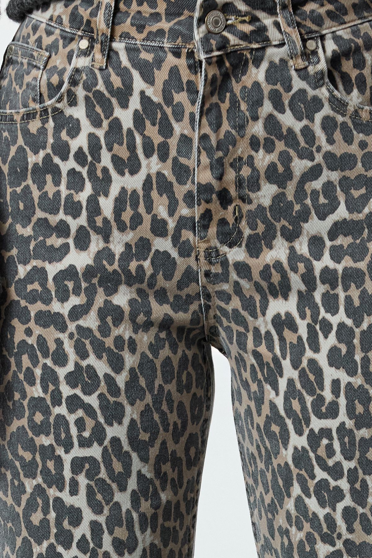 Trendyol Collection-Braune, gerade Jeans mit hoher Taille und mehrfarbigem Leopardenmuster TWOAW25JE00309 4