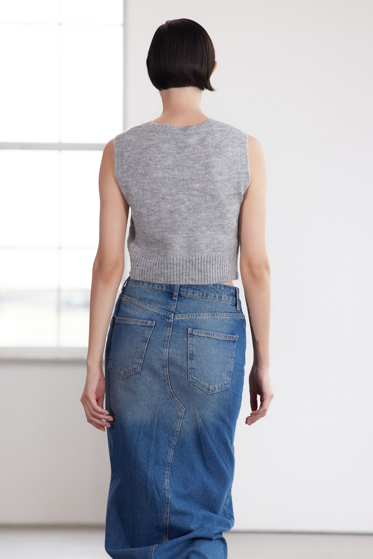 Trendyol Collection-Grauer, mit Perlen verzierter, weich strukturierter, geflochtener Crop-Strickpullover in limitierter Auflage – TWOAW25SV00032 5