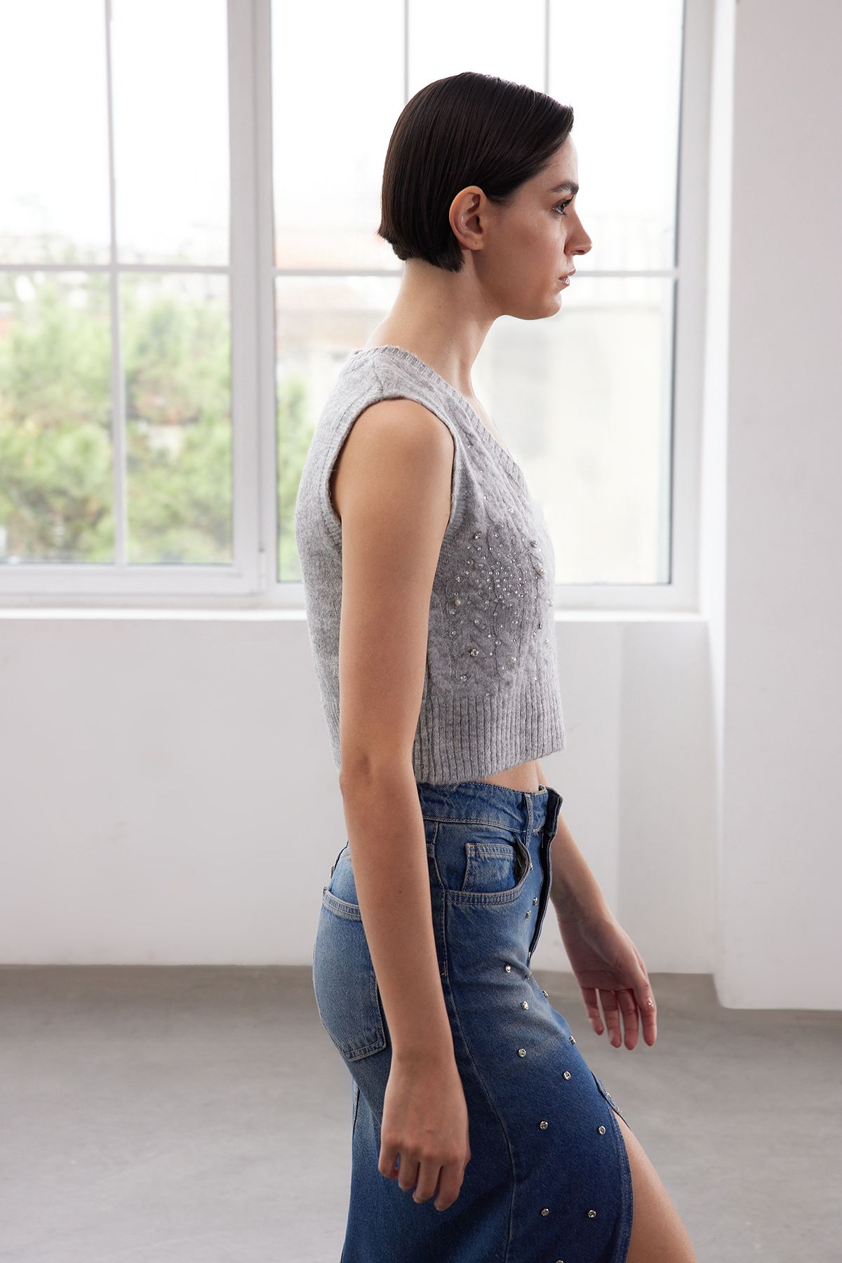 Trendyol Collection-Grauer, mit Perlen verzierter, weich strukturierter, geflochtener Crop-Strickpullover in limitierter Auflage – TWOAW25SV00032 3