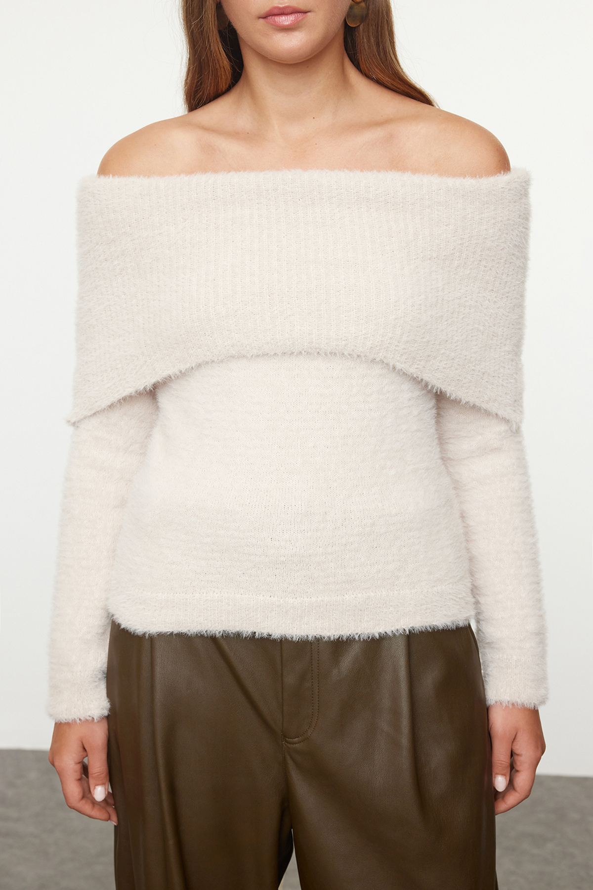 Trendyol Collection Sweter z dzianiny Carmen Collar Stone Colored Feather Knitwear - TWOAW24KZ00121