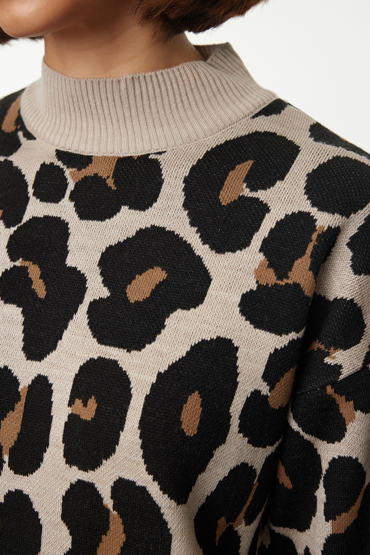 Trendyol Modest Sweter z dzianiny w panterkę w kolorze beżowym - Tctaw25ak00060