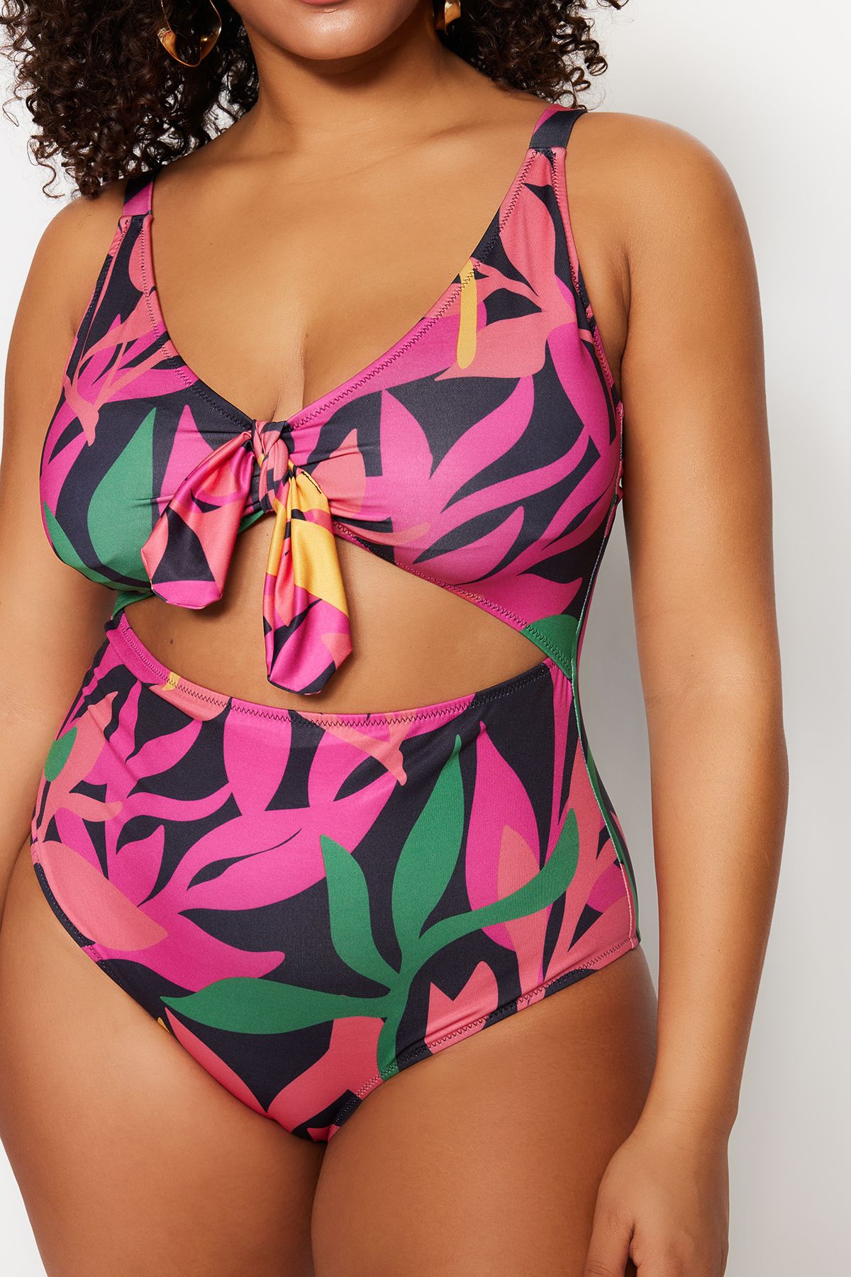Trendyol Curve-Plus-Size-Badeanzug mit mehrfarbigem Blumendruck und V-Ausschnitt – Bindedetail TBBSS23AM00008 4