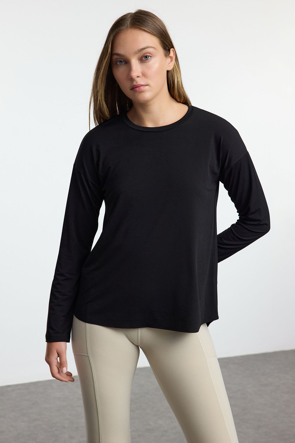 Trendyol Collection-Czarna tkanina Scuba - odblaskowa bluzka z nadrukiem Thmaw25Bz00009 3