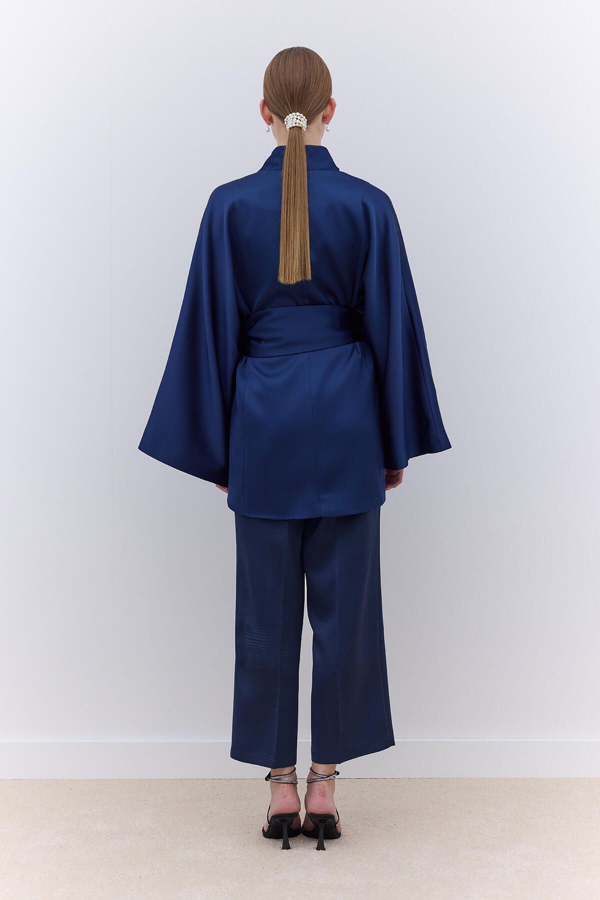 Manuka-Granatowe satynowe kimono z paskiem 4