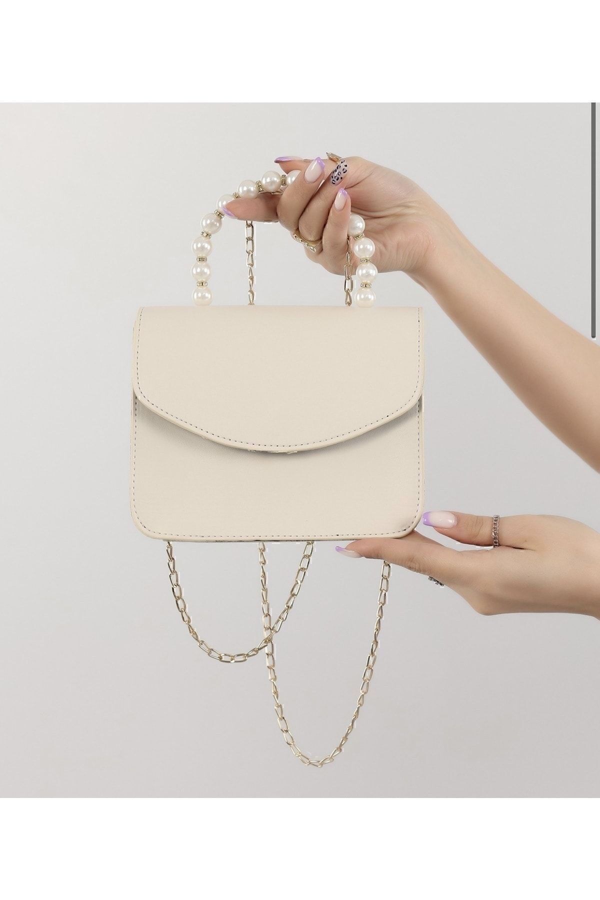 lépaule et le sac à main