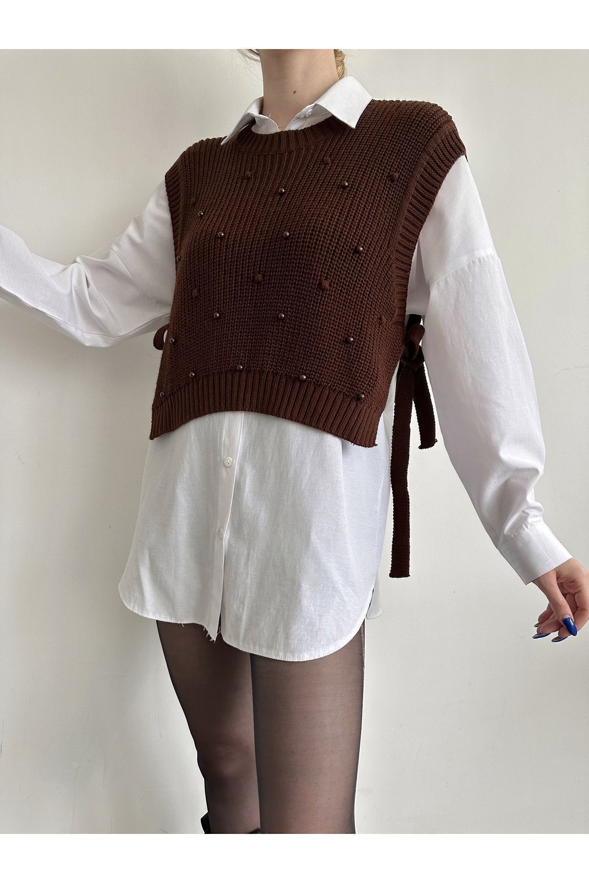 BEJNA-Damen-Strickpullover mit seitlichem Bindeband und Perlendetails in Braun 4