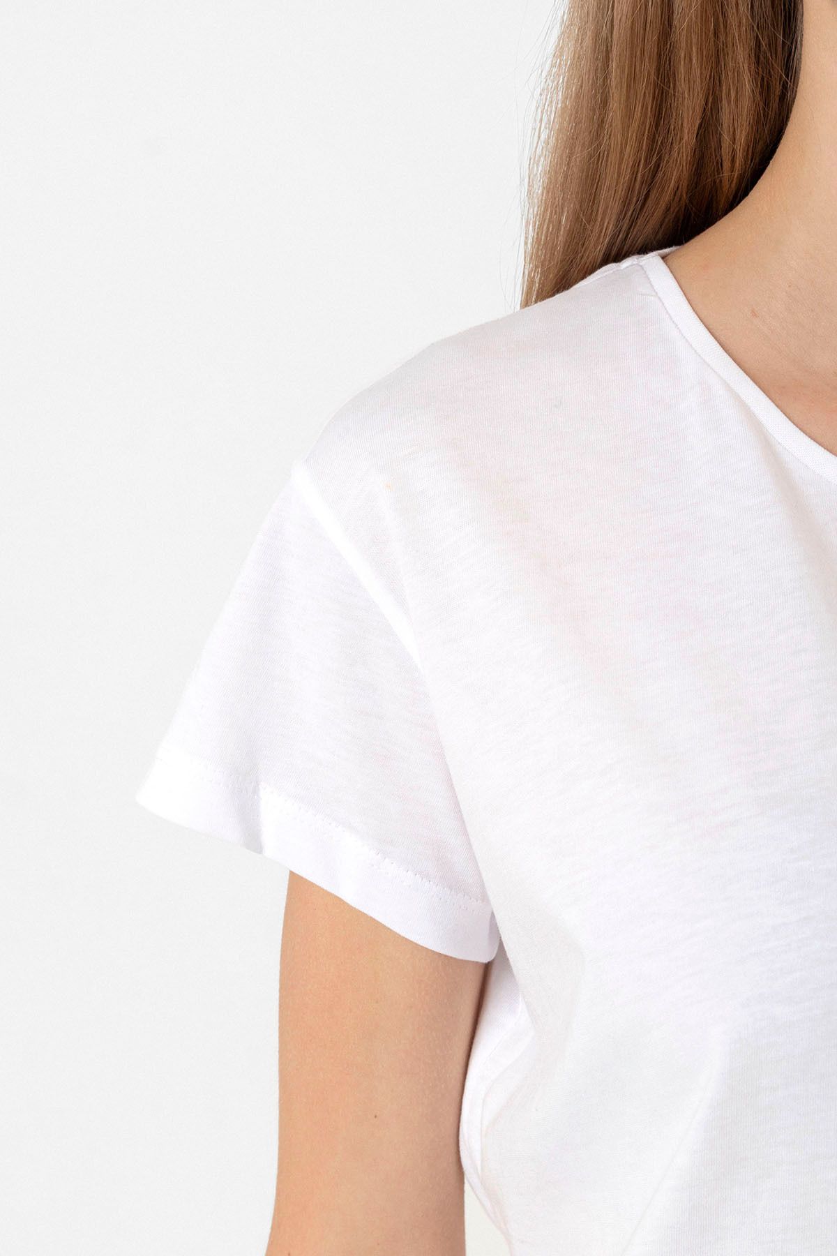 Tshirthane-Bridgerton Pall Mall Logo White Women's Crew Neck T-shirt 5