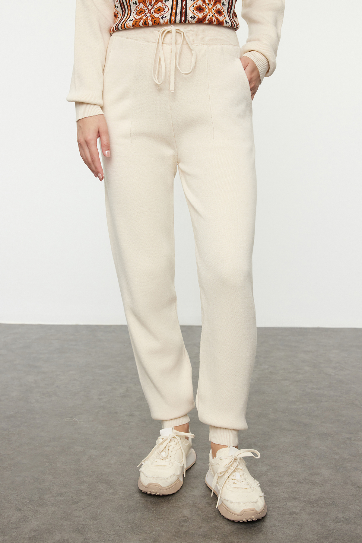 Trendyol Collection Ethnisch gemustertes Strick-Unter-Oberteil-Set mit Steinkapuze TWOAW25AU00063