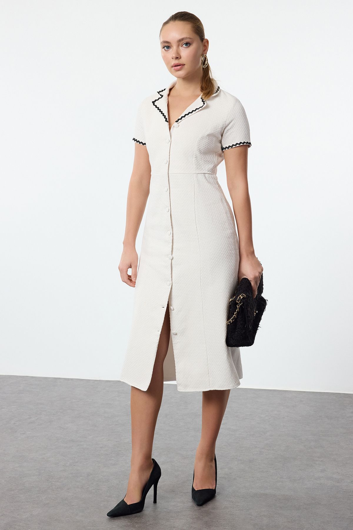 Trendyol Collection Sukienka Koszulowa Midi Z Tweedu - Ecru Z Ozdobnymi Dodatkami, Zima, Twoss24el01127 Kobieta - 36