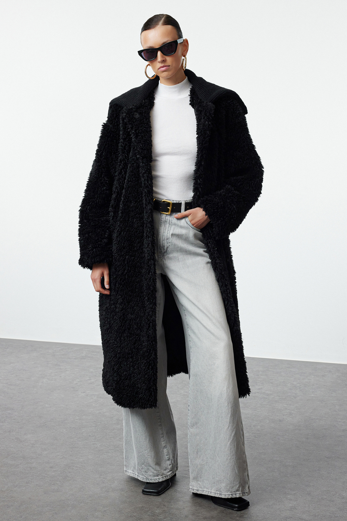 Trendyol Collection Czarny pluszowy płaszcz oversize - TWOAW25KB00001