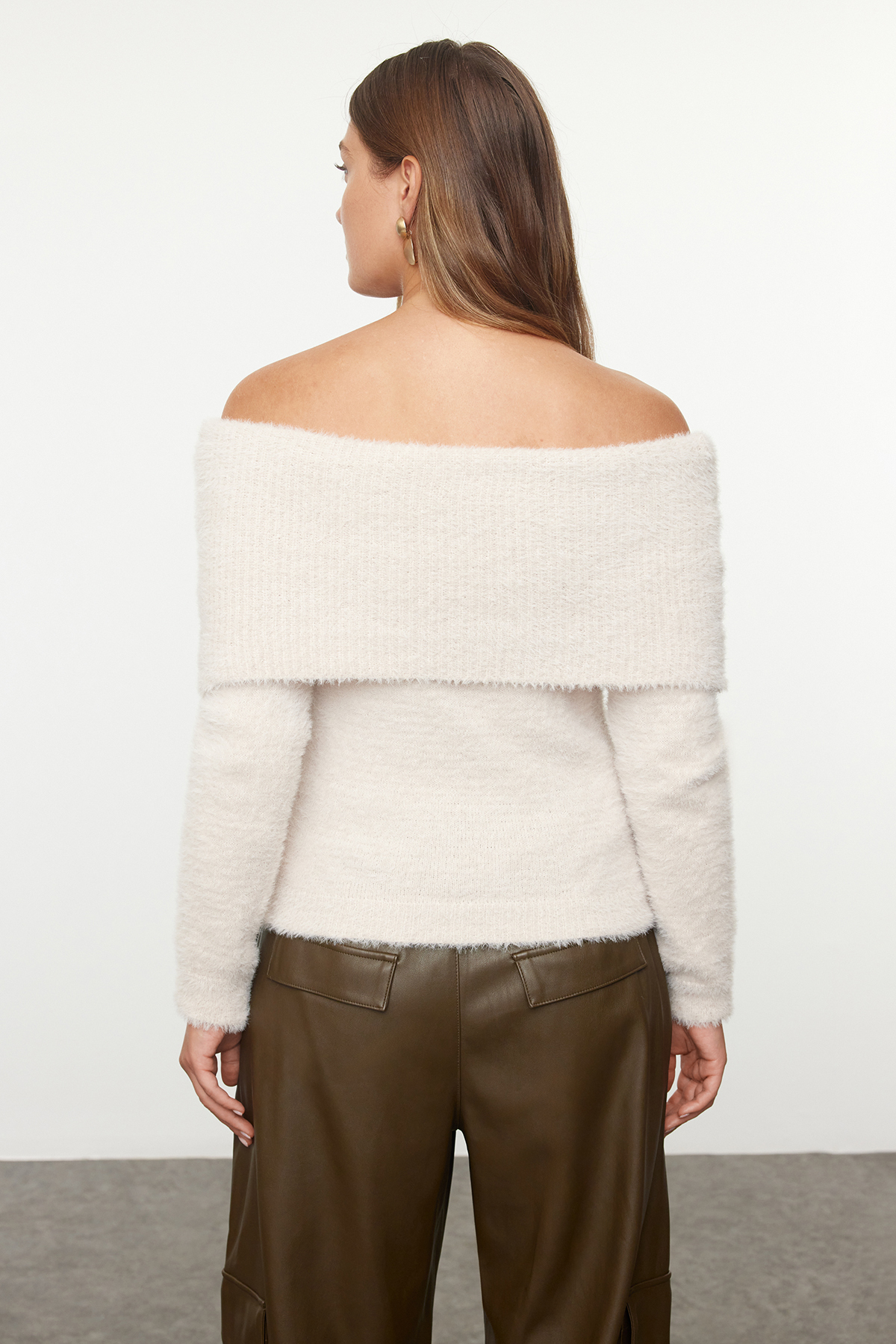 Trendyolmilla  Taş Carmen Yaka Tüylü/Sakal İplikli Triko Kazak TWOAW24KZ00121 - Görsel 5