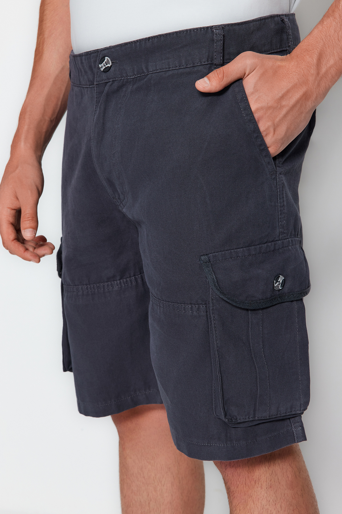 Trendyol Collection-Antracitové kraťasy Regular Fit - Cargo Pocket, Tmnss23Sr00048 5