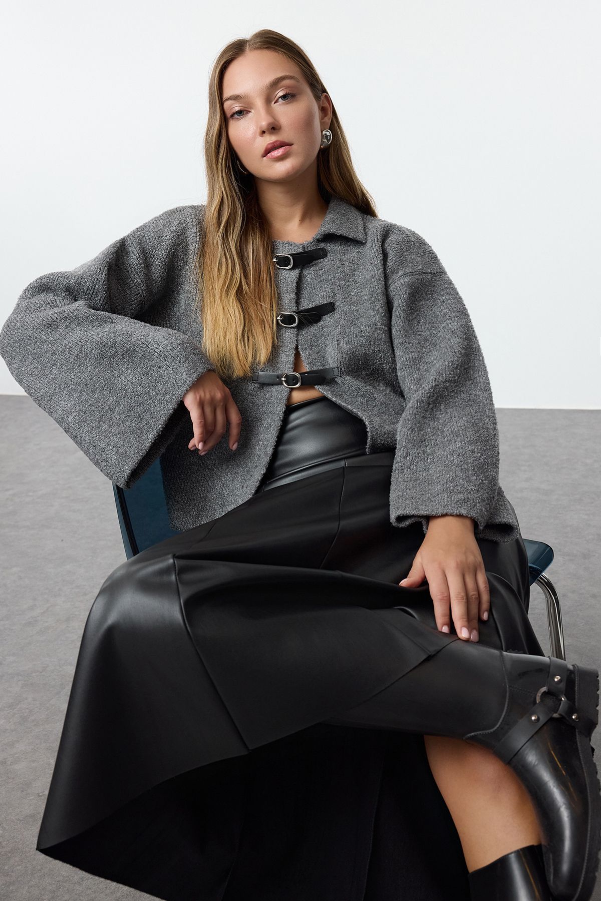 Trendyol Collection-Šedý měkký texturovaný kabát vypadající jako pletený kardigan TWOAW25HI00100 1