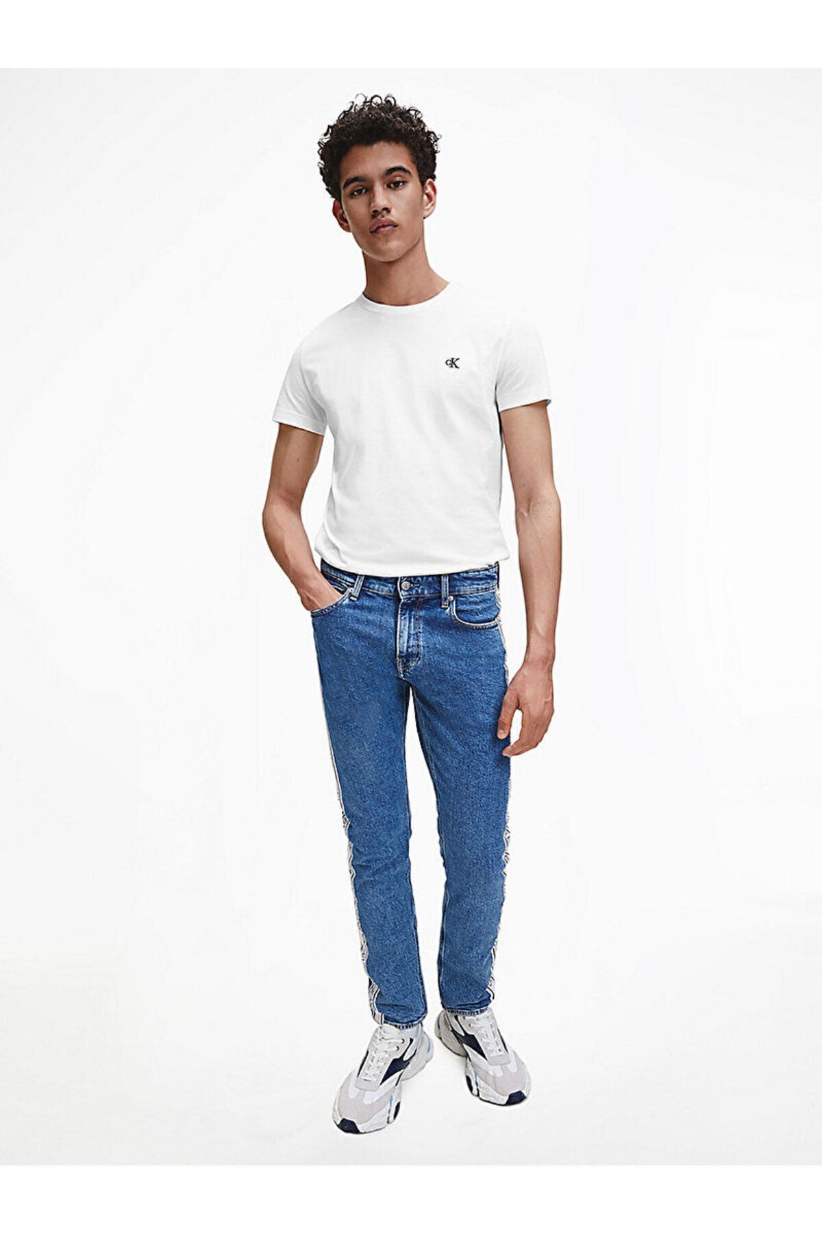 تی شرت سفید مردانه آرم گلدوزی پنبه ارگانیک باریک و دوچرخه آستین کوتاه J30J Calvin Klein