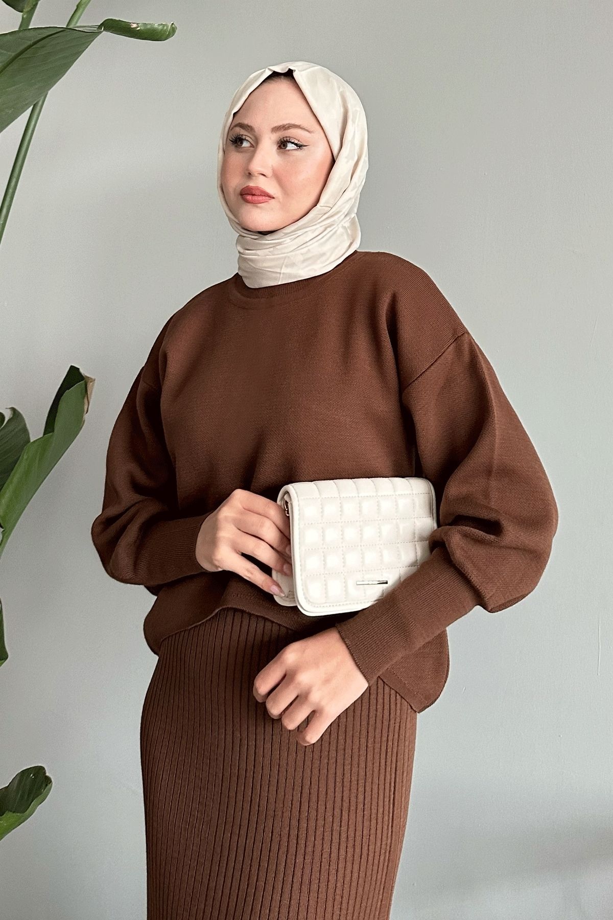 InStyle-Súprava úpletu s horkou hnedou balónikovým rukávom - Oblečená 2