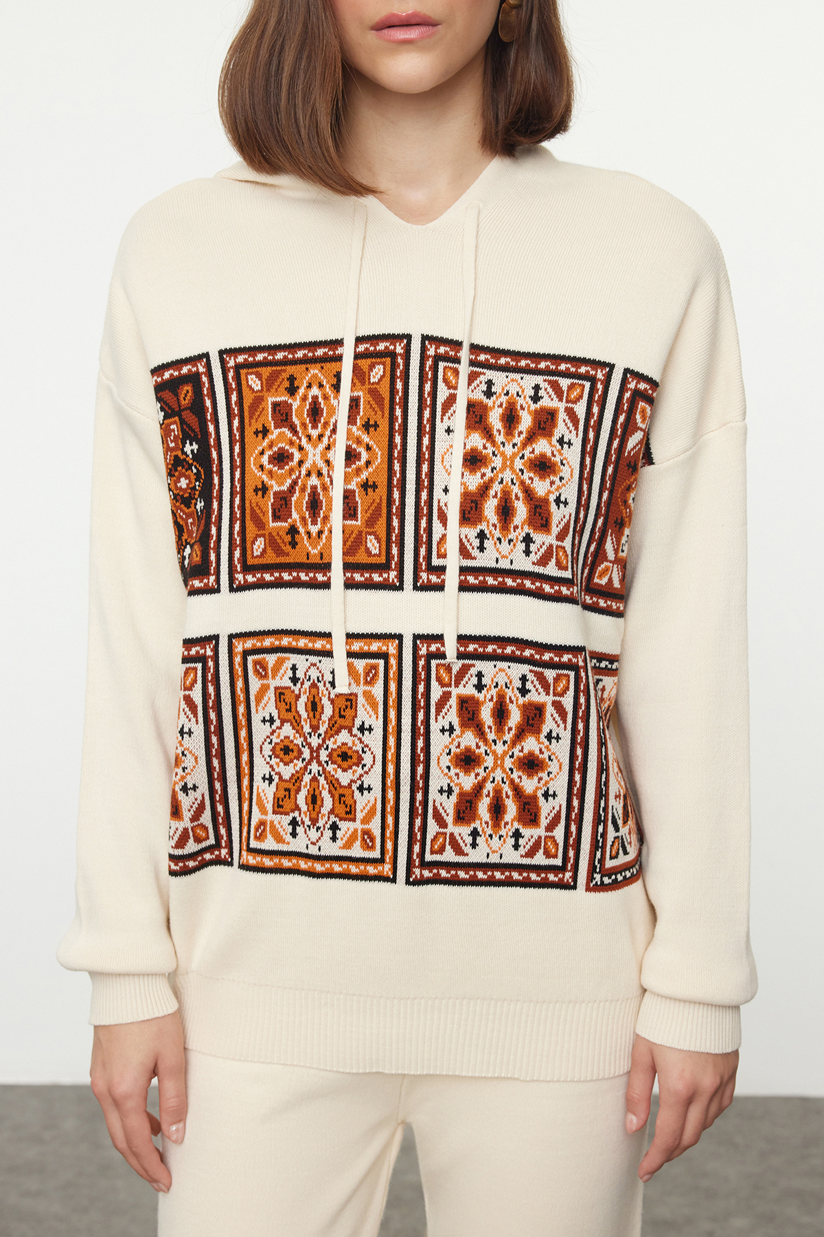 Trendyol Collection Ethnisch gemustertes Strick-Unter-Oberteil-Set mit Steinkapuze TWOAW25AU00063