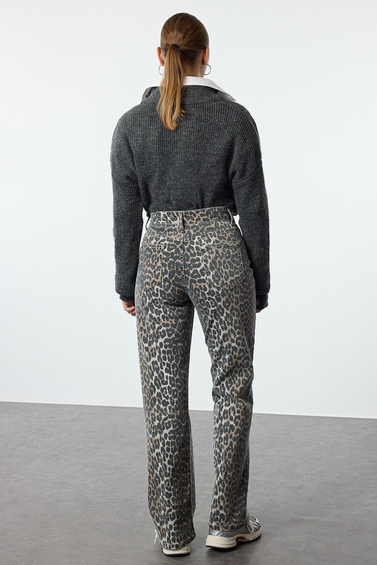 Trendyol Collection-Braune, gerade Jeans mit hoher Taille und mehrfarbigem Leopardenmuster TWOAW25JE00309 5