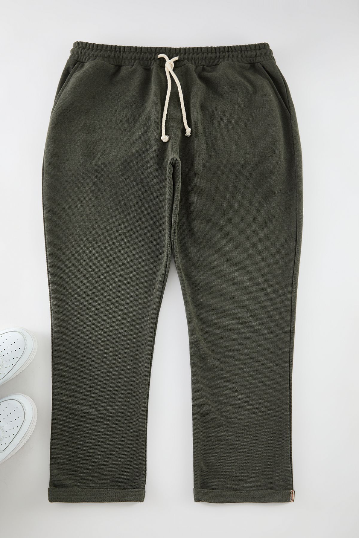 Trendyol Collection-Khakifarbene strukturierte Jogginghose in Übergröße – 100 % Baumwolle, reguläre Passform TMNAW25AJ00010 2