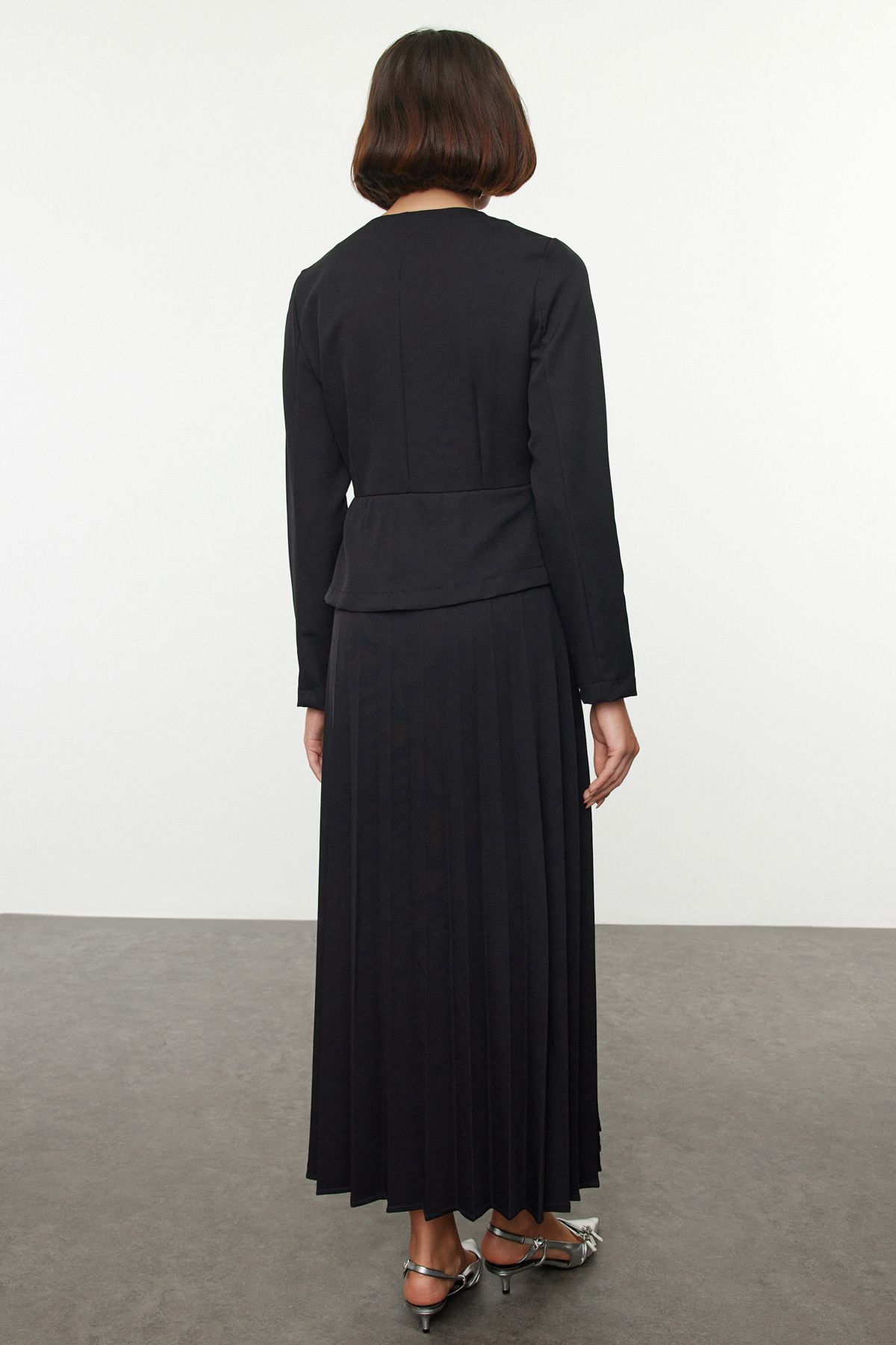 Trendyol Modest-Plissiertes schwarzes gewebtes Kleid - Reißverschlussdetails Tctaw25eb00120 5