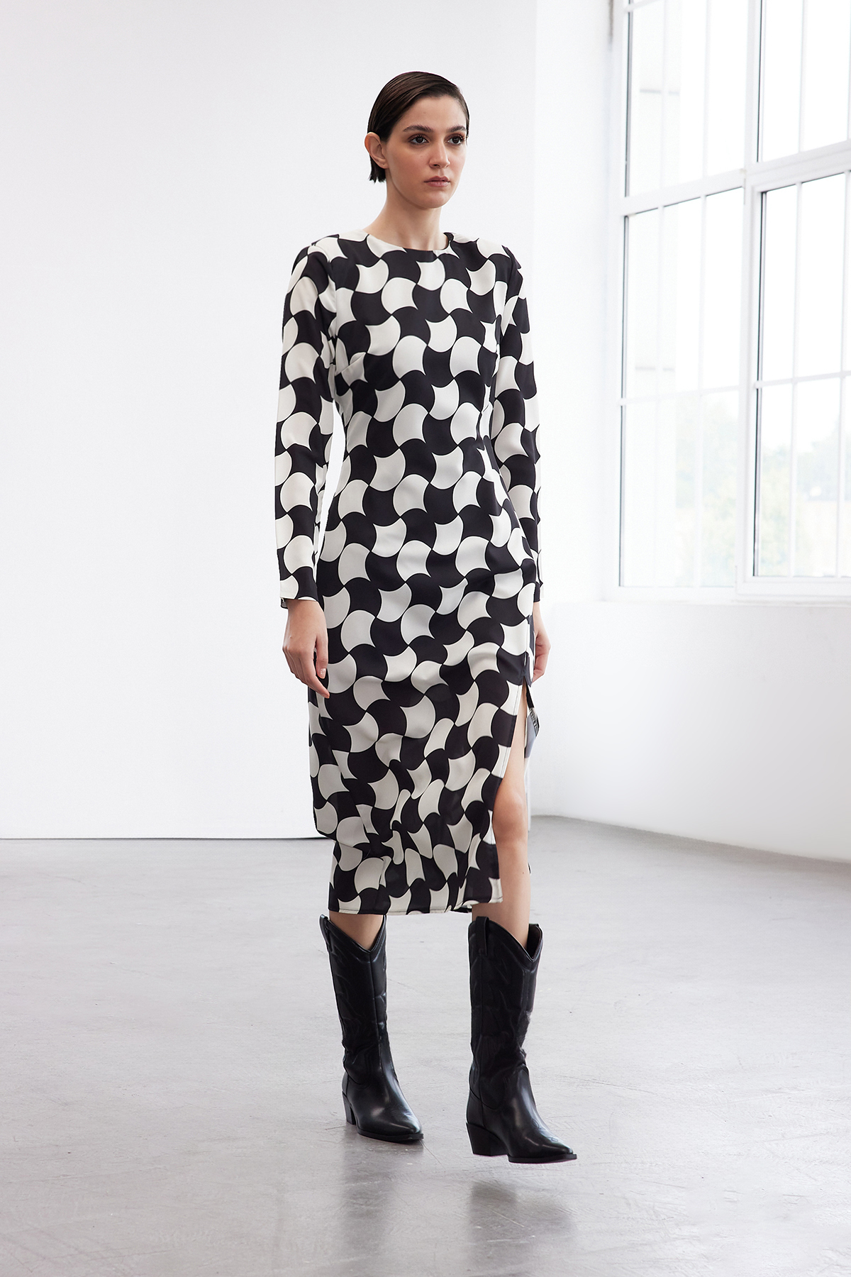 Trendyolmilla Limited Edition Siyah Geometrik Desenli Düz Kesim Midi Dokuma Elbise TWOAW25EL00290