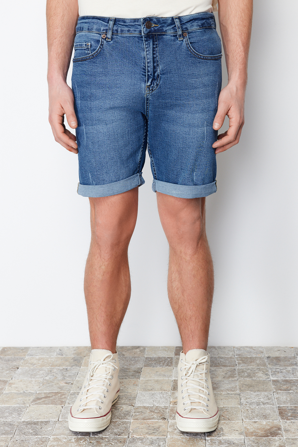 Trendyolmilla  Indigo Slim Fit Tırmık Destroylu Denim Kot Şort TMNSS21SR0727 - Görsel 11