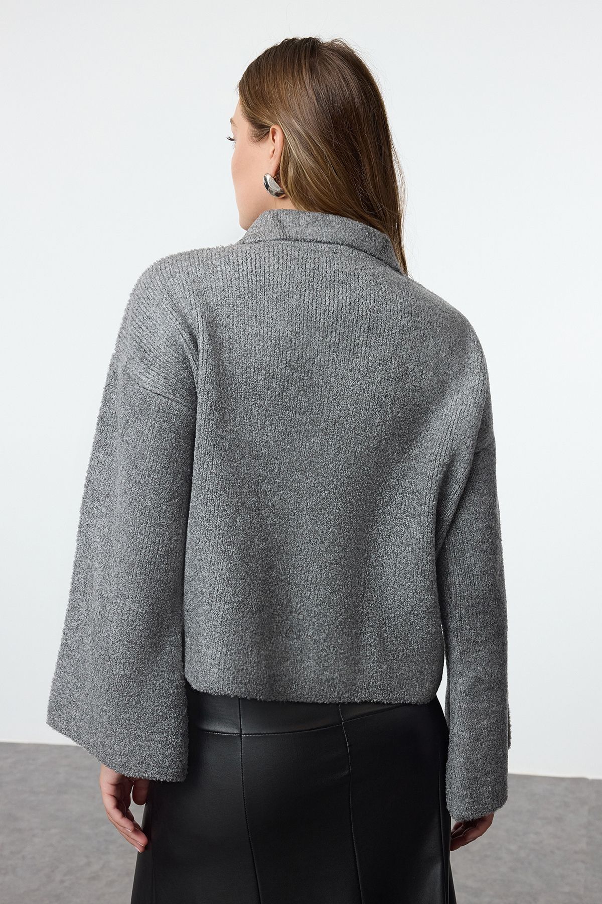 Trendyol Collection-Šedý měkký texturovaný kabát vypadající jako pletený kardigan TWOAW25HI00100 5