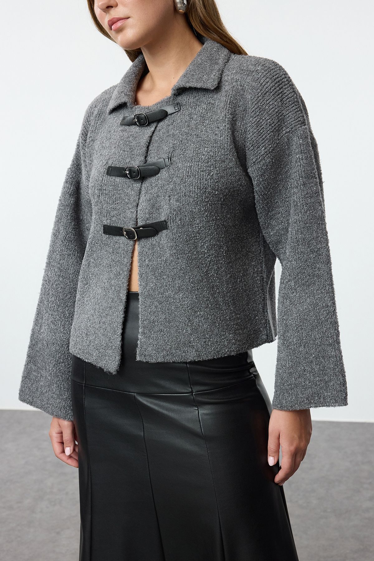 Trendyol Collection-Šedý měkký texturovaný kabát vypadající jako pletený kardigan TWOAW25HI00100 4