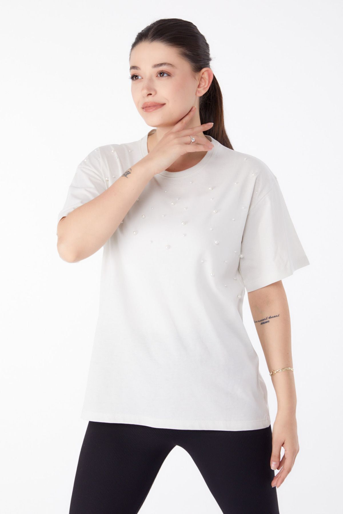 TOF SA Ecrufarbenes Damen T Shirt schlichter Rundhalsausschnitt Perlendetail 25473 Trendyol