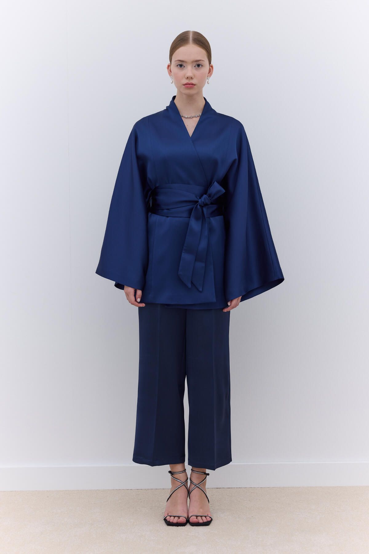 Manuka-Granatowe satynowe kimono z paskiem 3