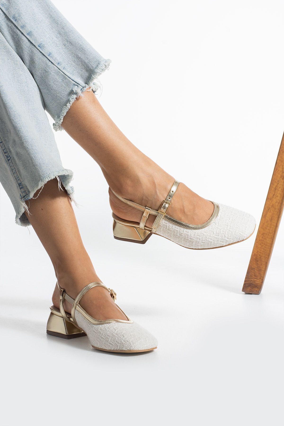 Papuckurdu  Gold Tüvit Kumaş Kısa Blok Topuklu Babet Ayakkabı - Görsel 2