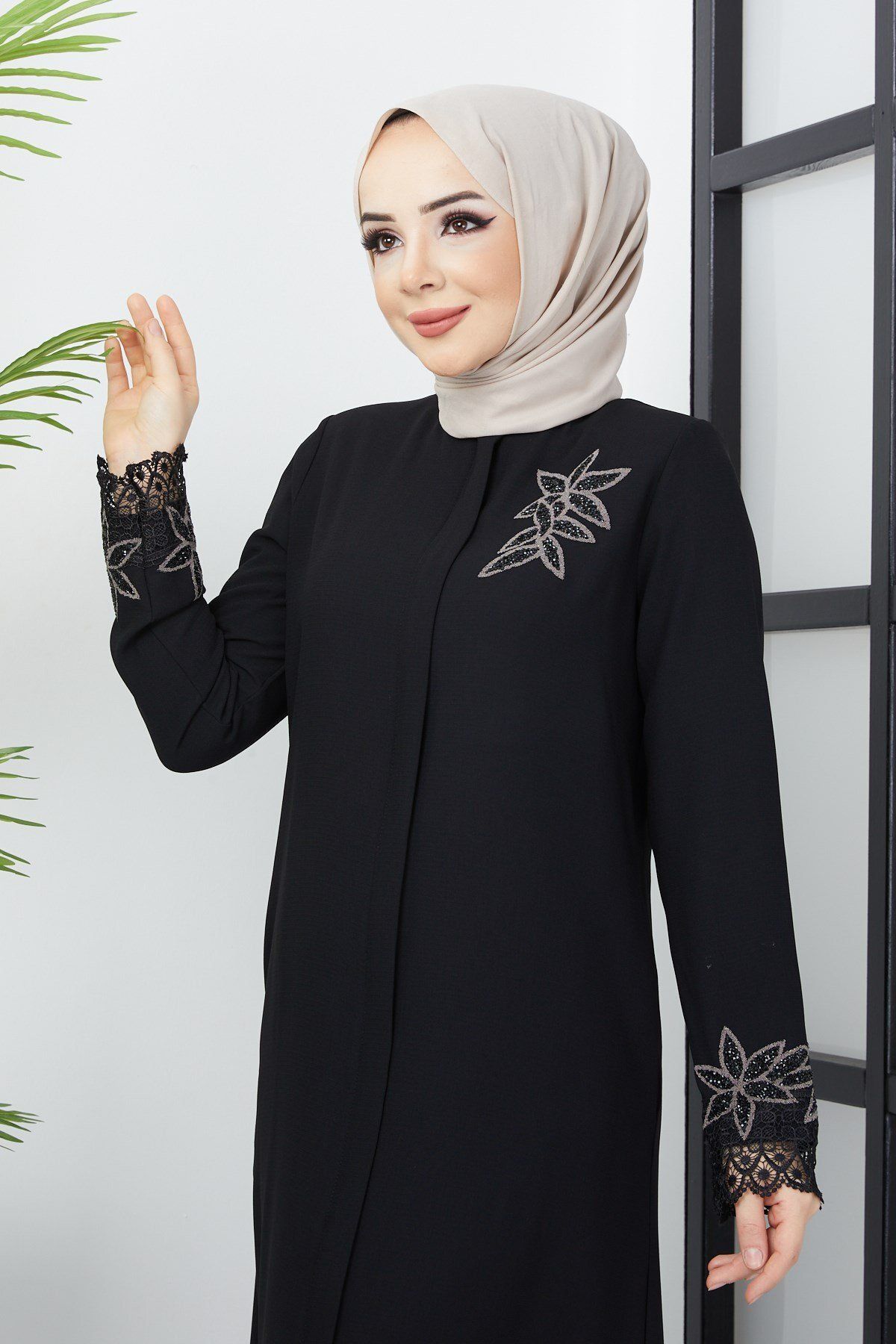 hafsamina-Abaya neagră din dantelă de mărime Plus cu detaliu broderie cu piatră 4