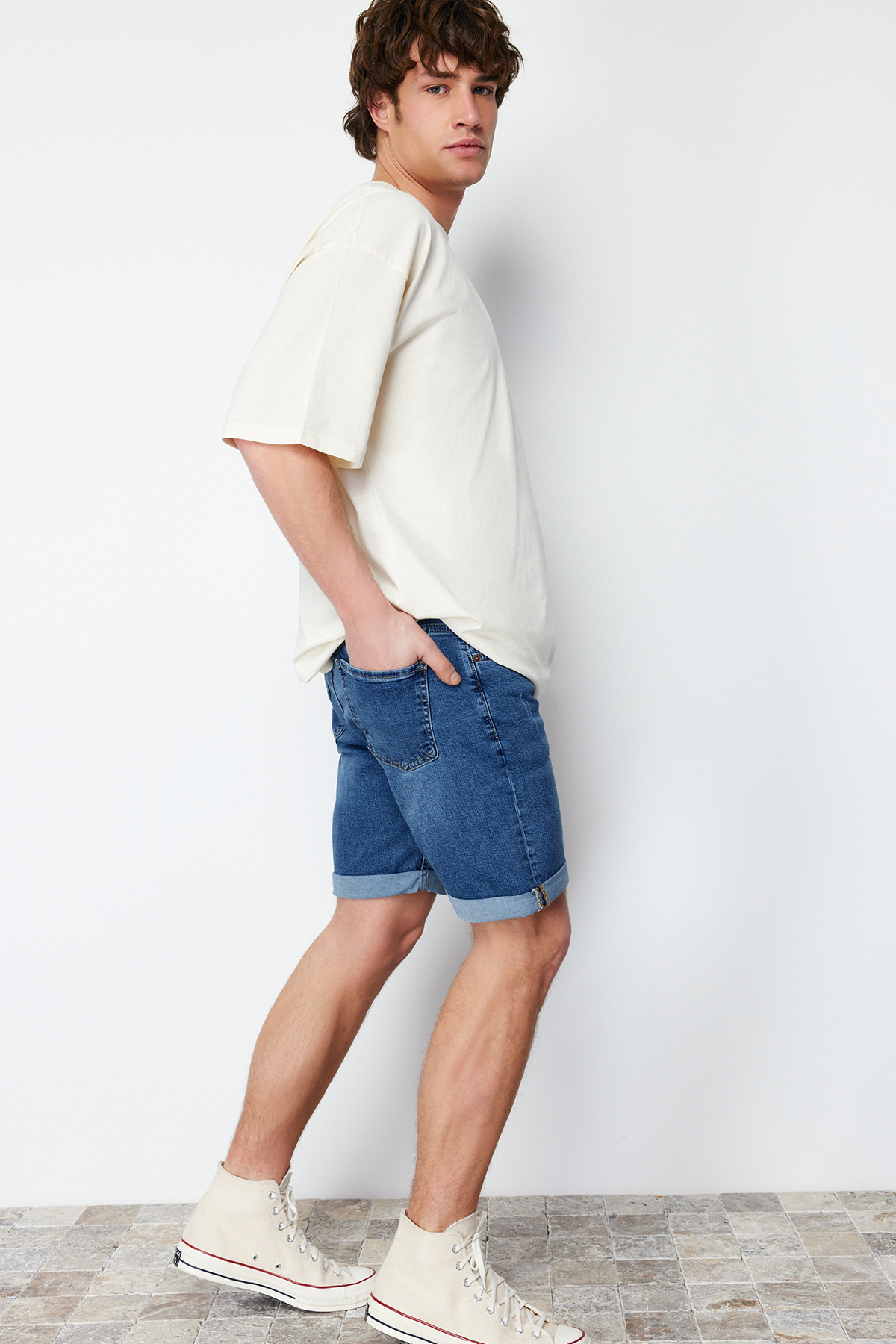 Trendyolmilla  Indigo Slim Fit Tırmık Destroylu Denim Kot Şort TMNSS21SR0727 - Görsel 8