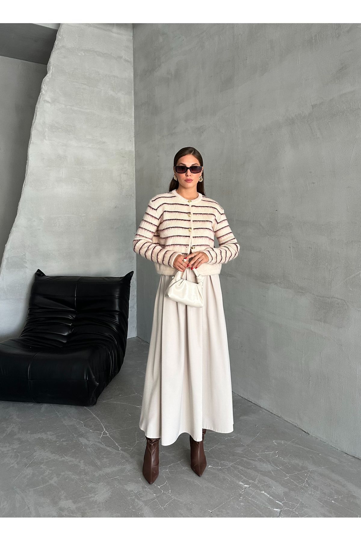 Laluvia-Vanille-Burgunder Strickjacke mit Rundhalsausschnitt, gestreiftem und pelzigem Goldknopf 231096 5