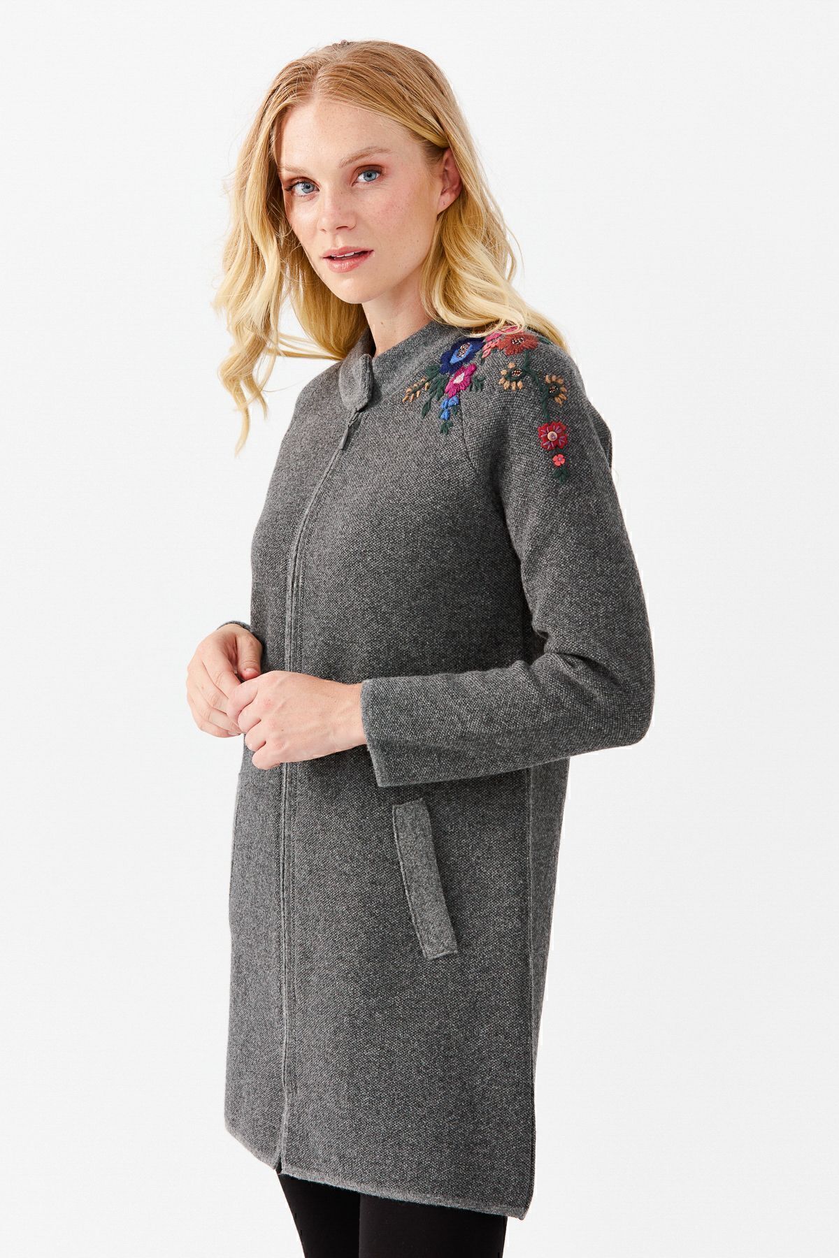 Desen Triko  Kadın Dik Yaka Omuzu Nakış I?şlemeli Uzun Hırka Füme - Görsel 7