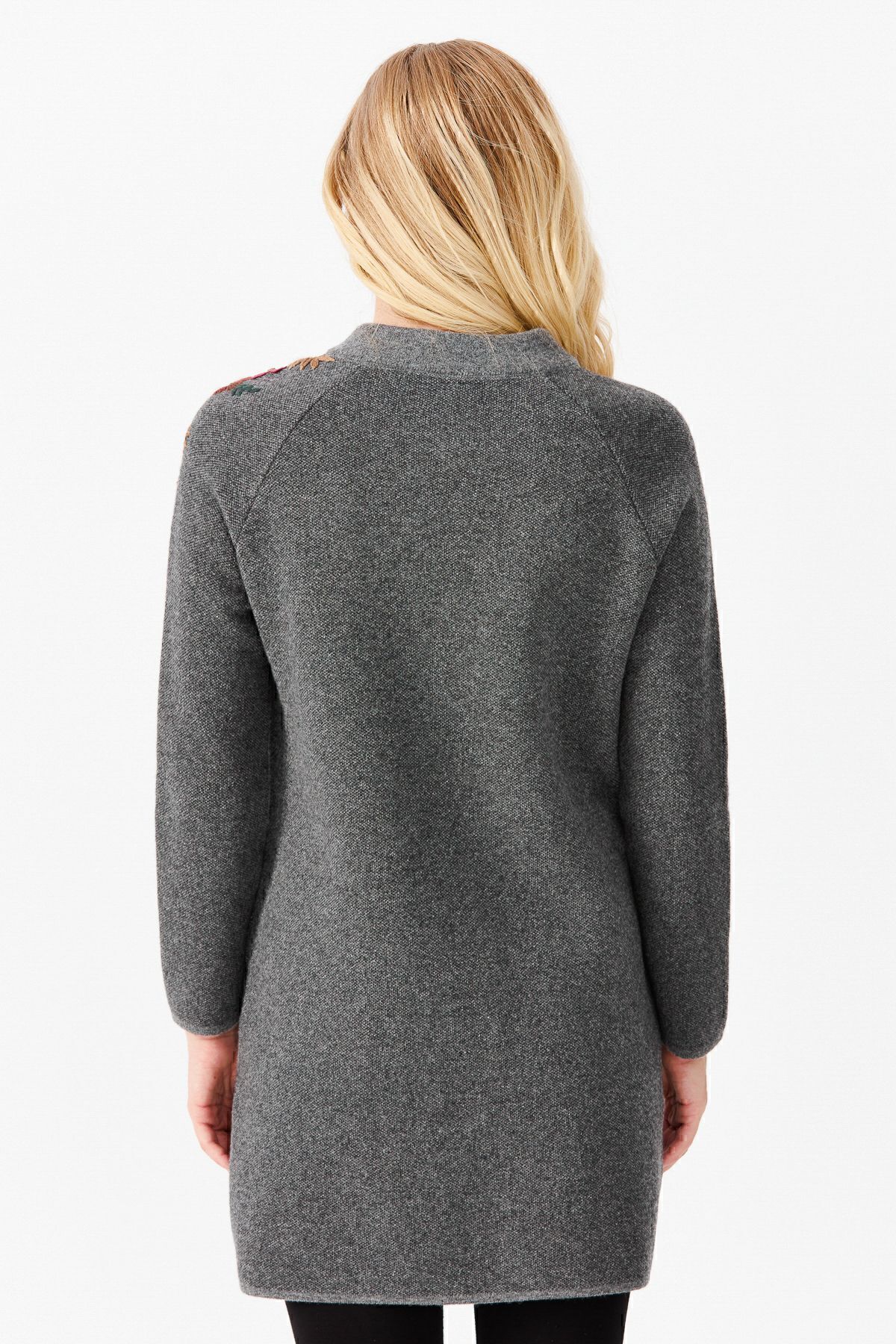 Desen Triko  Kadın Dik Yaka Omuzu Nakış I?şlemeli Uzun Hırka Füme - Görsel 8