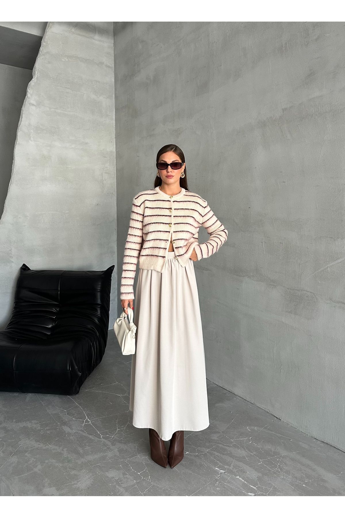 Laluvia-Vanille-Burgunder Strickjacke mit Rundhalsausschnitt, gestreiftem und pelzigem Goldknopf 231096 4