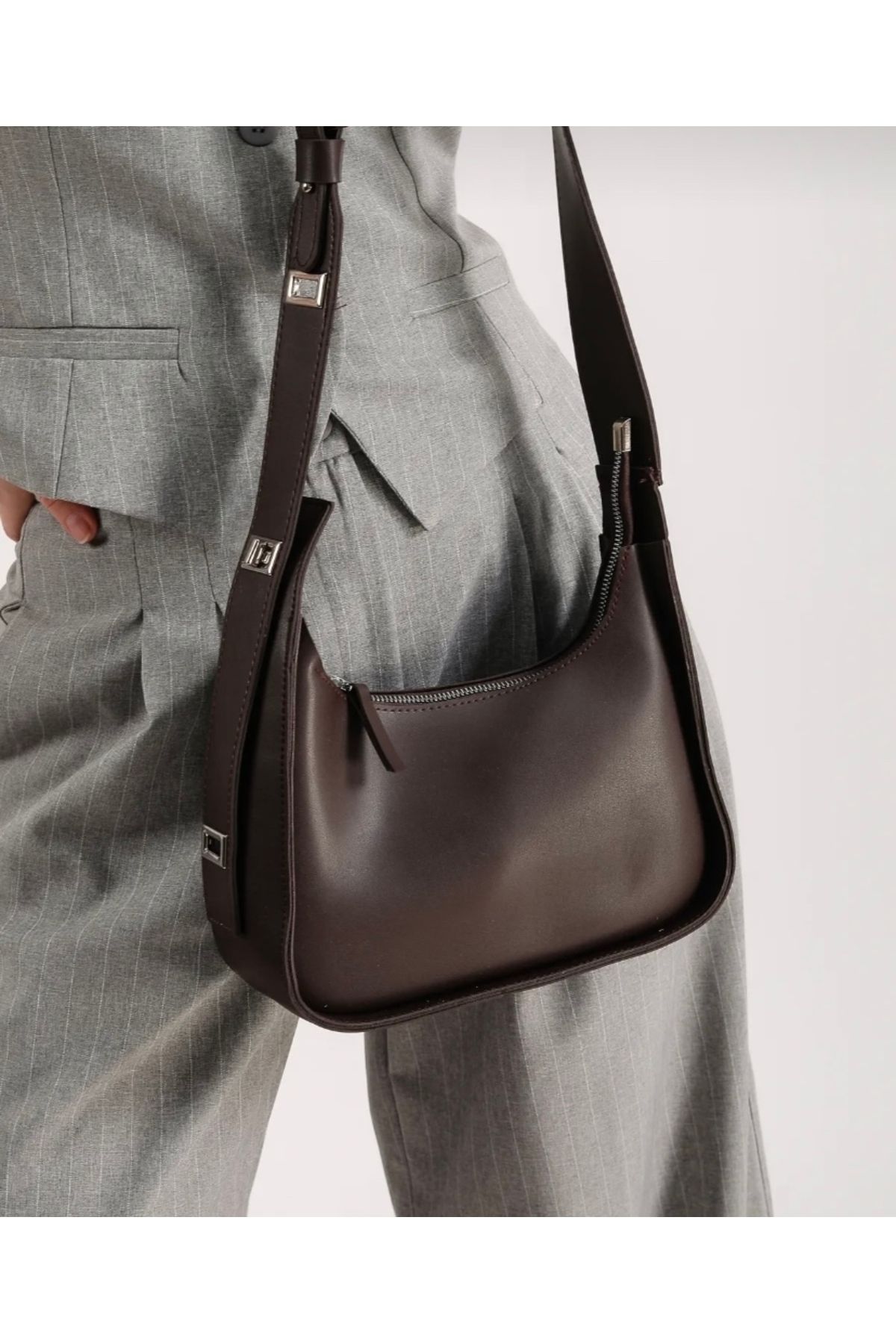 femme sangle main croisée baguette sac